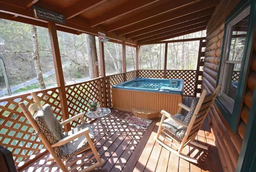 גטלינבורג The Fishing Hole Cabin - Sage Vacations מראה חיצוני תמונה
