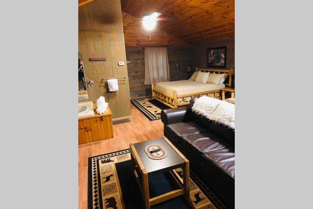 גטלינבורג The Fishing Hole Cabin - Sage Vacations מראה חיצוני תמונה