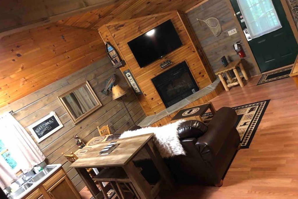 גטלינבורג The Fishing Hole Cabin - Sage Vacations מראה חיצוני תמונה