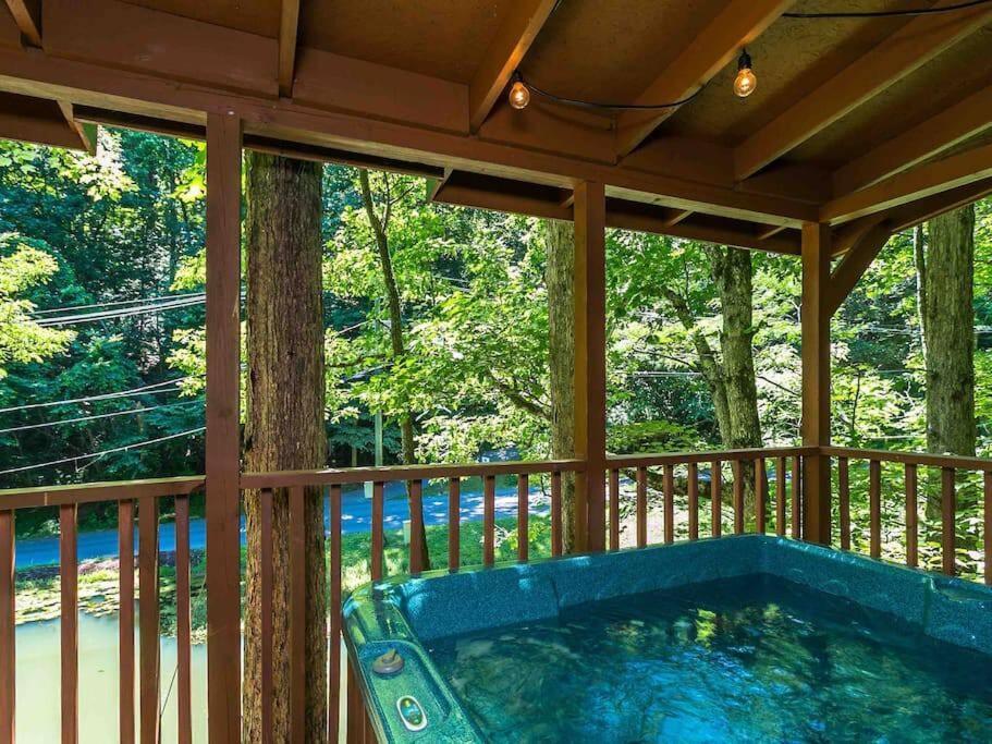 גטלינבורג The Fishing Hole Cabin - Sage Vacations מראה חיצוני תמונה