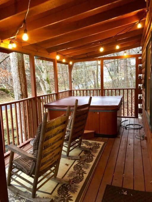גטלינבורג The Fishing Hole Cabin - Sage Vacations מראה חיצוני תמונה